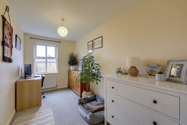 Flat for sale in Highfield Close, Hither Green, London