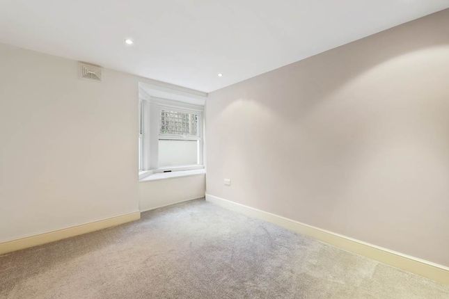 Flat for sale in Versailles Road, London
