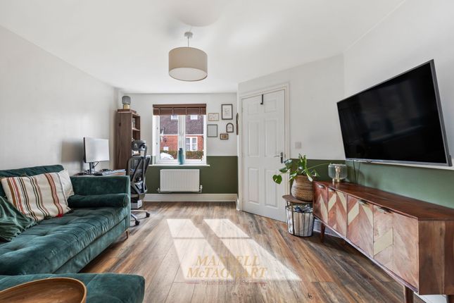 5 Campbell Grove, Horley photo 3