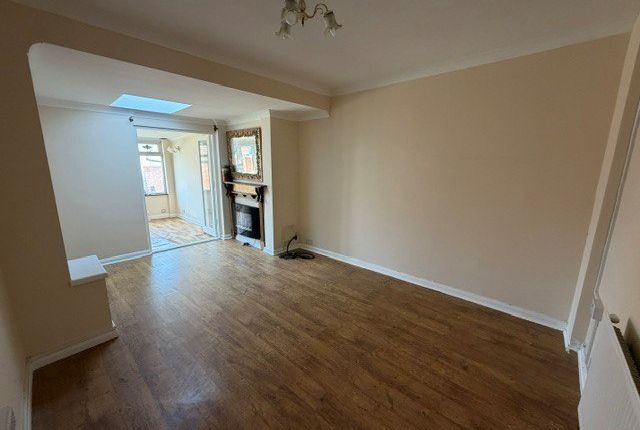 Hounslow Road, FELTHAM photo 2