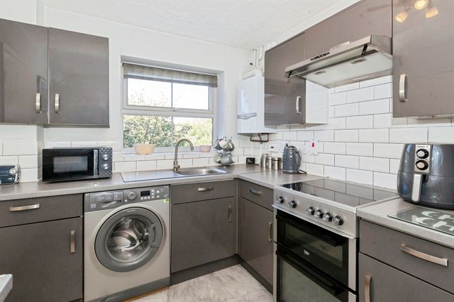28, Manor Court, Slough photo 4