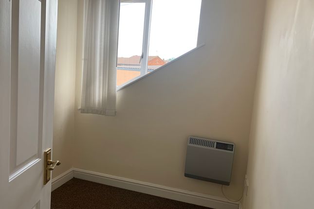Flat to rent in High Street, Whetstone, Leicester