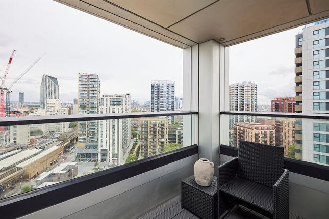 Flat for sale in Deacon Street, London