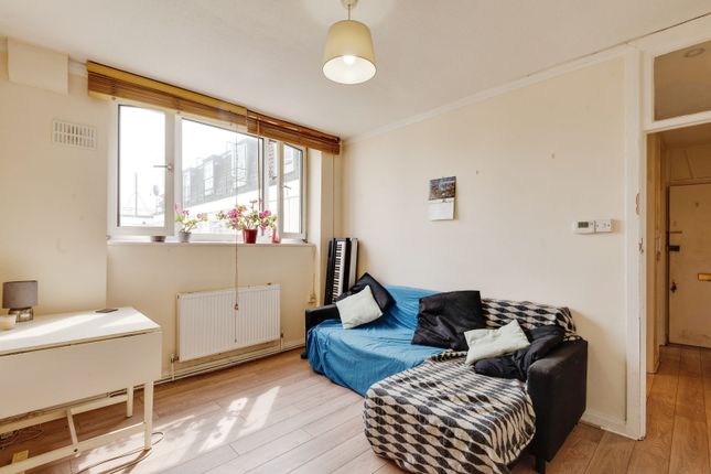 Flat for sale in Lansdowne Way, London