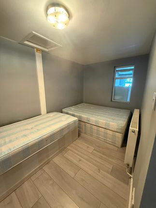 FLAT B, MOAT COTTAGE , St. Peters Way, Hayes photo 5