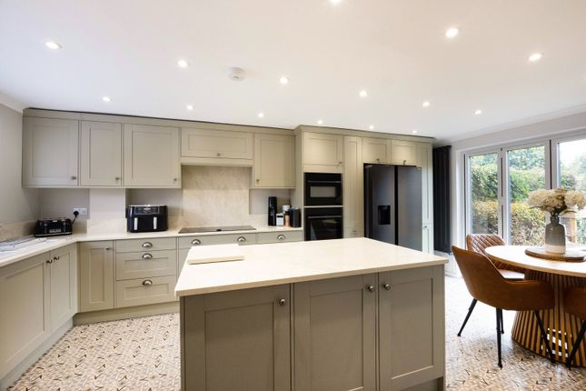 King Arthur Close, Cheltenham photo 4