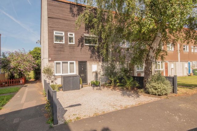 3-bed house on 15, Wyevale Close, Pinner, £460,000