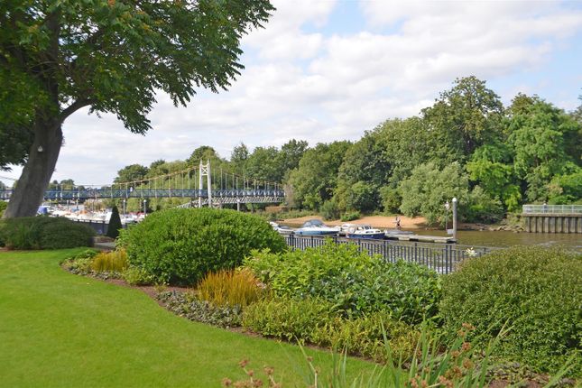 Flat to rent in Pinewood Gardens, Teddington