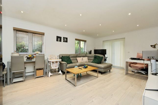 Flat 1, Metropolitan Place, 80, Rickmansworth Road, Watford photo 3