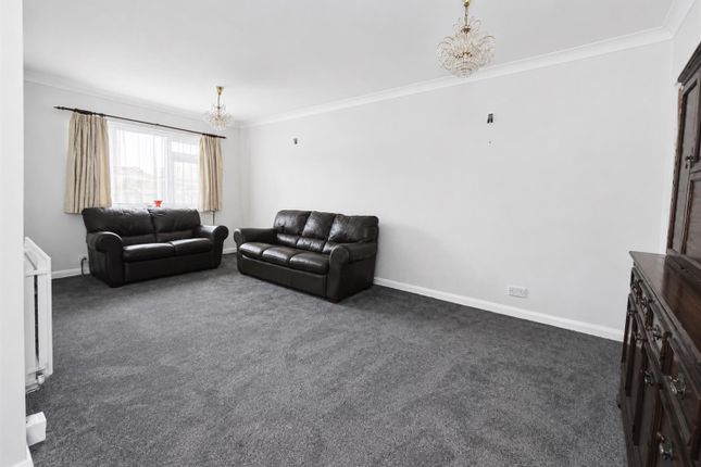 16A, Victoria Gardens, Hounslow photo 4