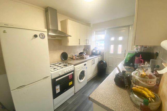 38, Cedar Close, Leeds photo 2