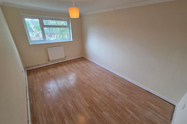 74, Luton photo 4