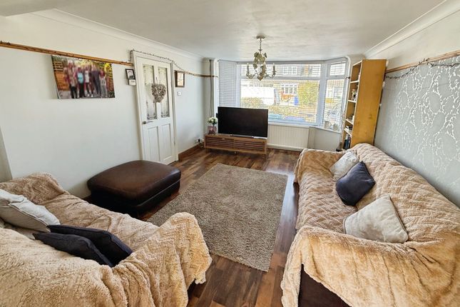 52 Thames Crescent, Stanford-Le-Hope photo 2