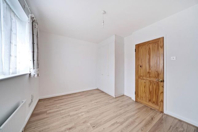 4 SWYNFORD GARDENS, Swynford Gardens, London photo 3