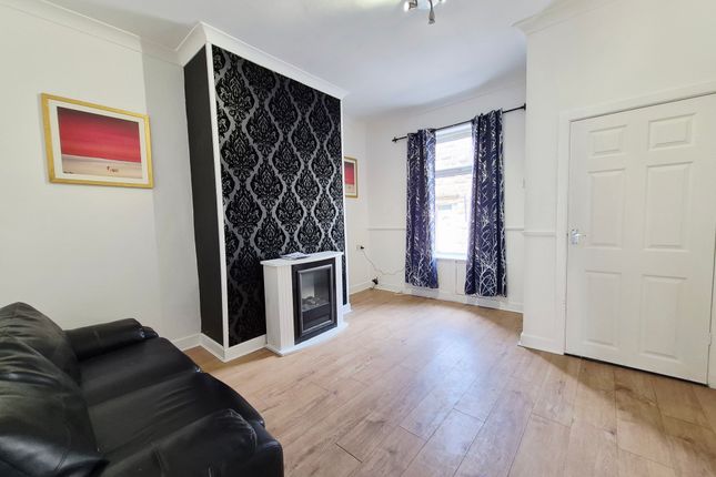 3-bed house on 6, Darwen, £750/mo
