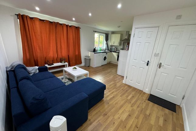 Crowthorne Close, London SW18 photo 4