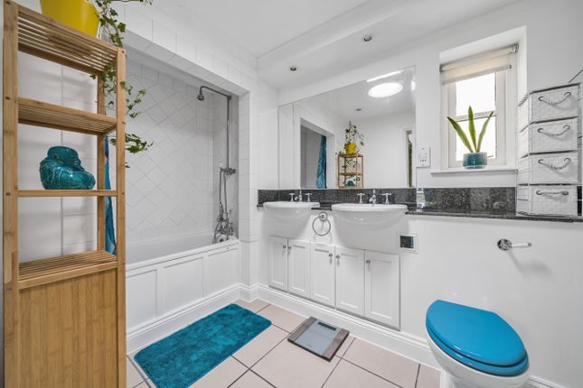 Flat for sale in Courtfield Gardens, London