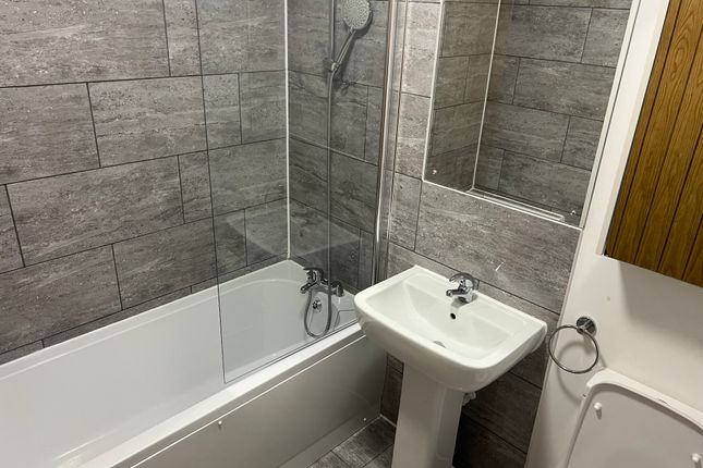 Flat to rent in Touthill Place, Peterborough