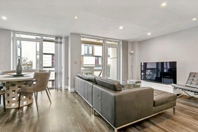 Thumbnail Flat for sale in Goswell Road, Angel