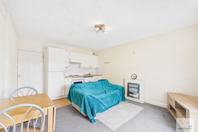 40, Tavistock Court, Carrington, Nottingham photo 2