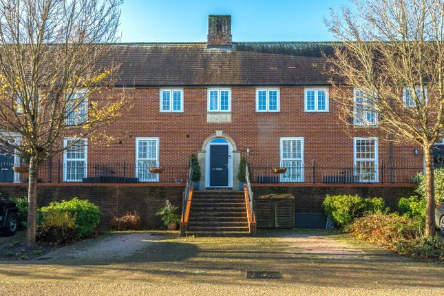 32, Burnham Square, Alton photo 3
