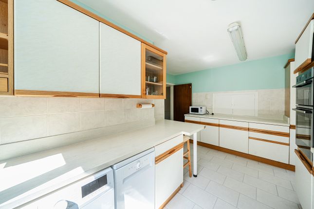 8, Lawrence Close, Cheltenham photo 3