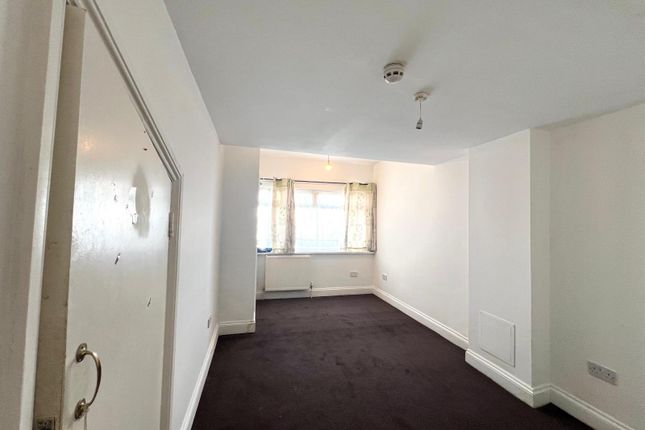 32, Sonia Gardens, Hounslow photo 3