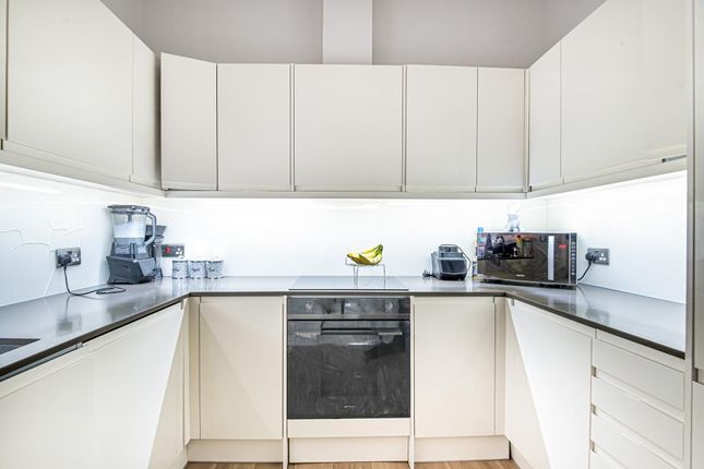 Flat for sale in Sunbury-On-Thames, Middlesex