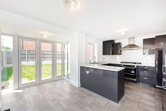 8, Griffiths Close, Bushey photo 4