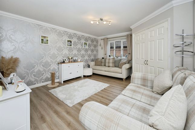 Wood Lane, Ashford photo 4