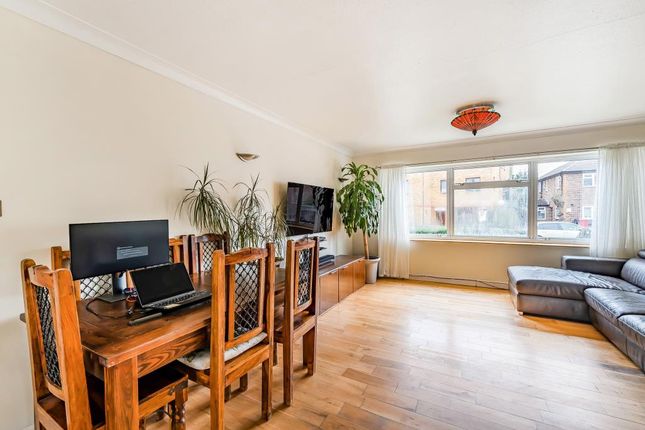 Flat for sale in Temple Close, Finchley