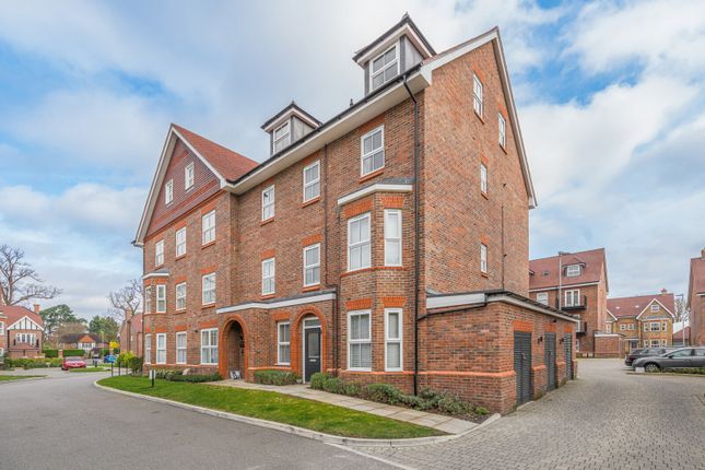 Flat to rent in Albright Gardens, Walton-On-Thames
