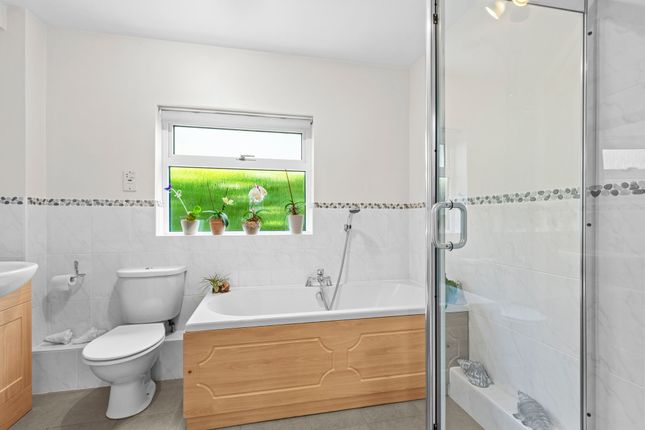 24 Fennels Way, High Wycombe photo 4