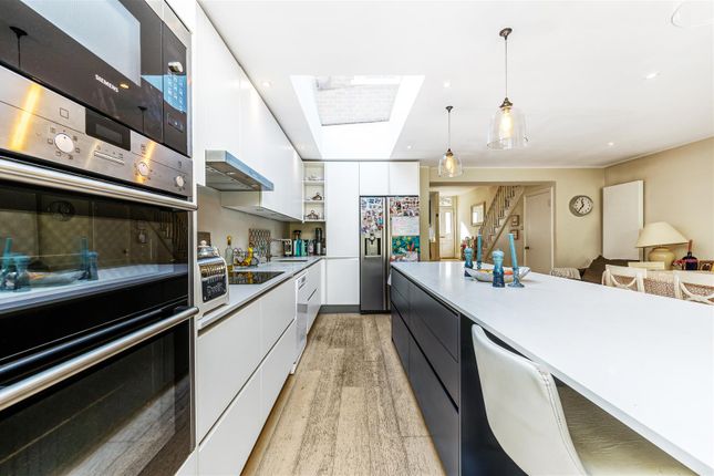 19, Birkbeck Avenue, London photo 2