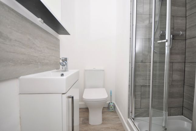 Room 3, 20, Aston Court, Chippendale Road, Crawley photo 3