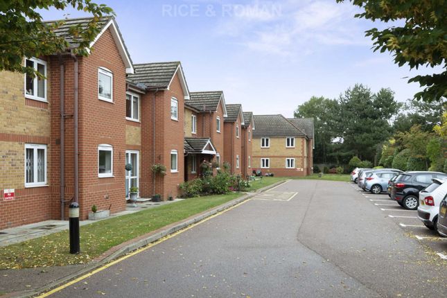 Flat to rent in Royston Court, Hinchley Wood