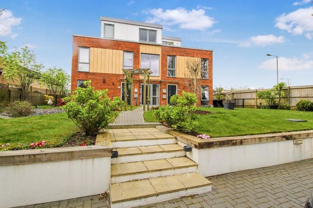Flat for sale in Coulsdon Road, Caterham
