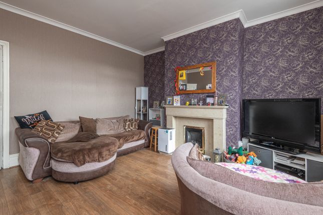 79, Weeland Road, Wakefield photo 3