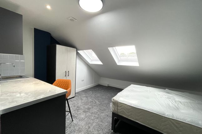 Room 5, Luton photo 3