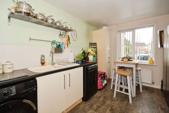 5, Sandringham Close, Chesterfield photo 3