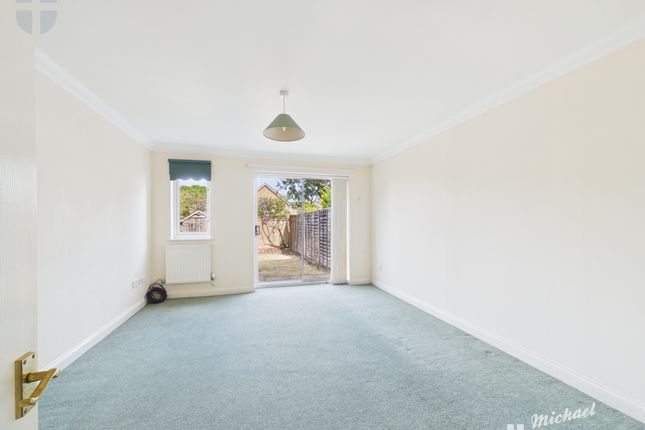 6 Rivets Close, Aylesbury photo 3
