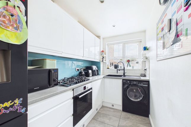 108, Byewaters, Watford photo 3