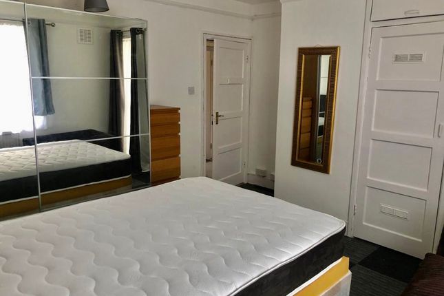 90, London photo 3