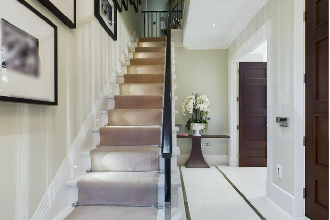 2 Atkinson Close, London photo 2