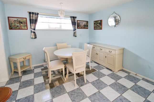 33, Holmefield, Farndon, Newark photo 4