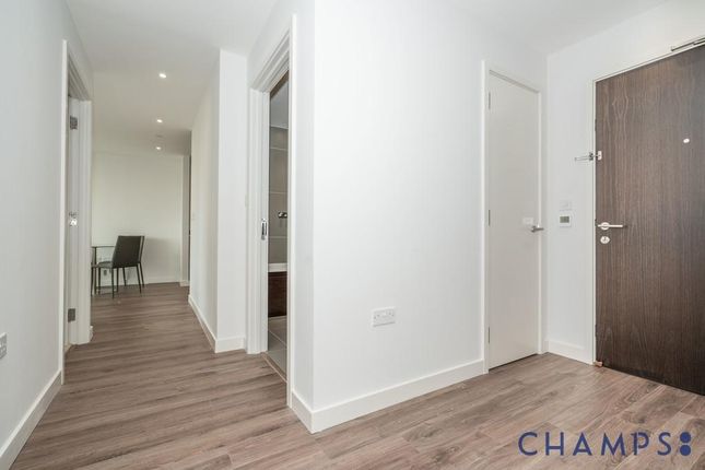 Flat for sale in Shoreline Building, Woodberry Down, London