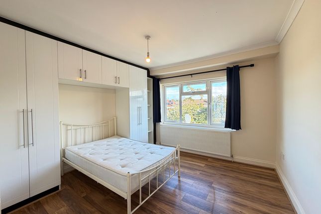 FLAT 2 1ST FLR, 110 Old Oak Road, London photo 5