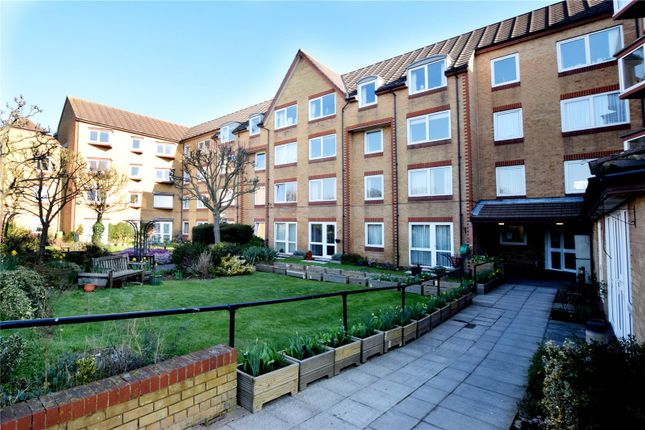 Thumbnail Flat to rent in Cassio Road, Watford, Hertfordshire
