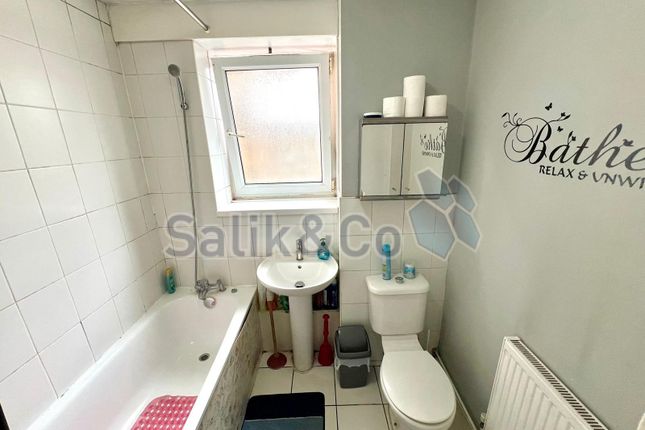 36 Sovereign House, Cambridge Heath Road, London photo 3