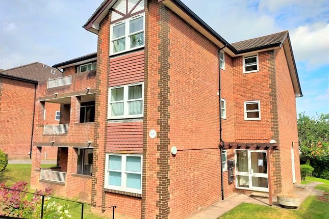 Flat to rent in Waterslade, Elm Road, Redhill